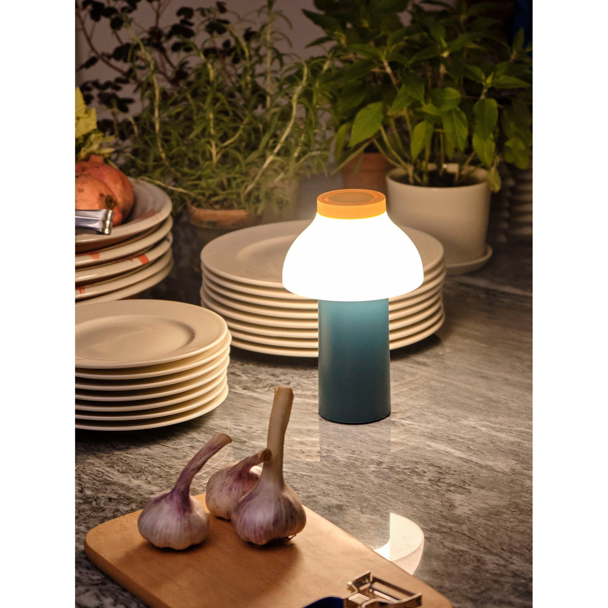 Moderní přenosná stolní lampa – minimalistické dobíjecí světlo pro použití v interiéru i exteriéru | Souliia