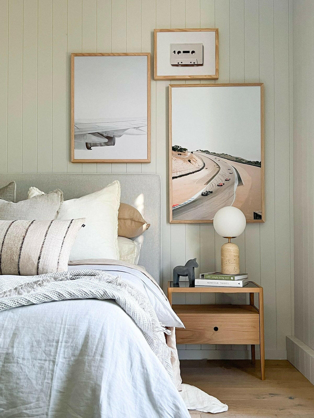 Moderne minimalistisk bordlampe med travertinfod og glaskugle M16 | Souliia