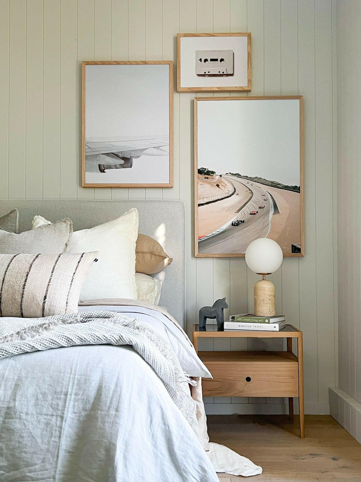 Moderne minimalistisk bordlampe med travertinfod og glaskugle M16 | Souliia