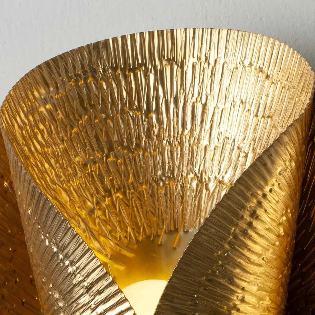 Strukturierte goldene Wandleuchte mit geschichtetem Metallschirm | Souliia