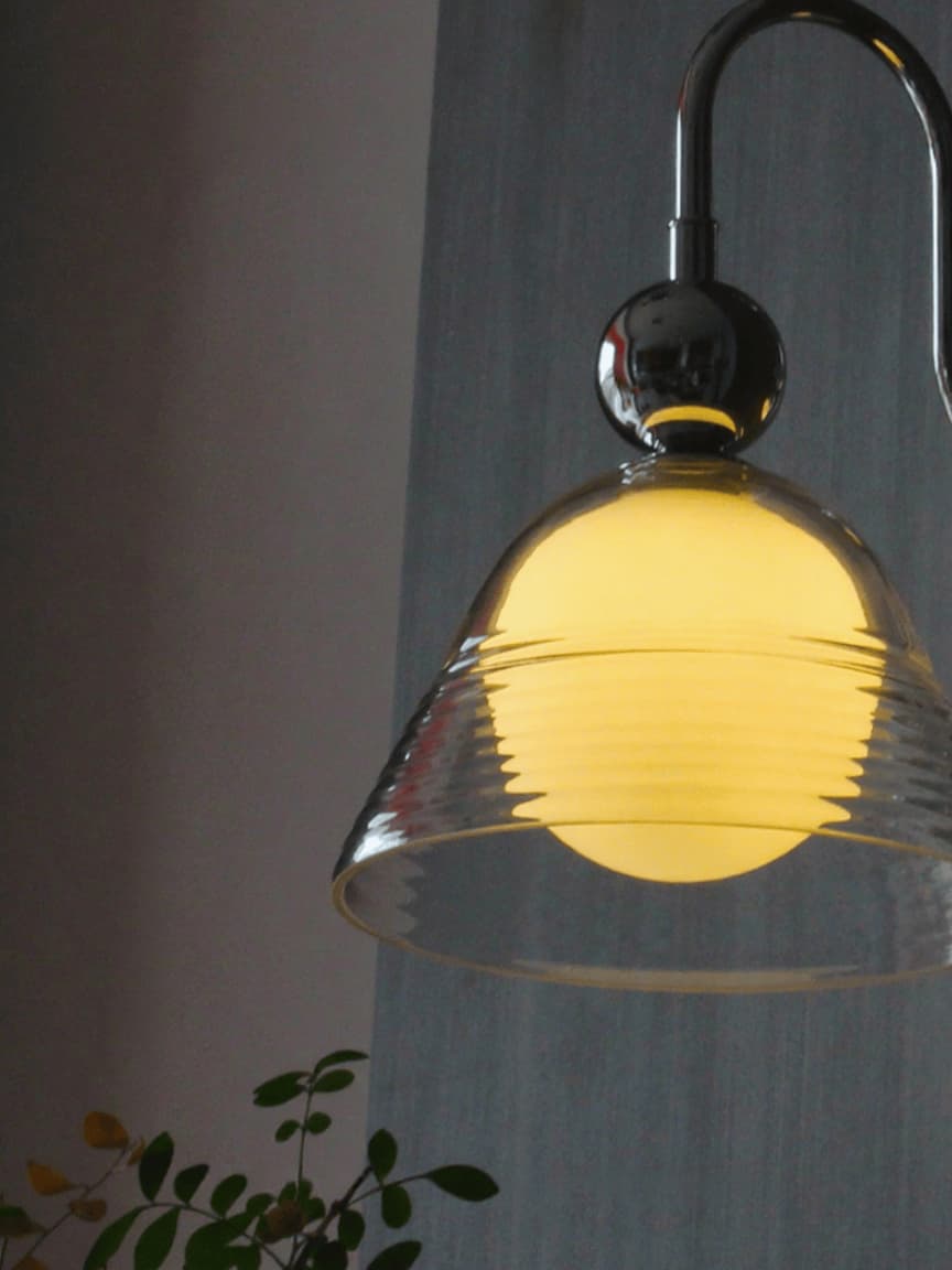 Sunset Wandleuchte – Gebogene Bauhaus-Lampe mit geripptem Glasschirm - AFTERGLOW L2 | Souliia