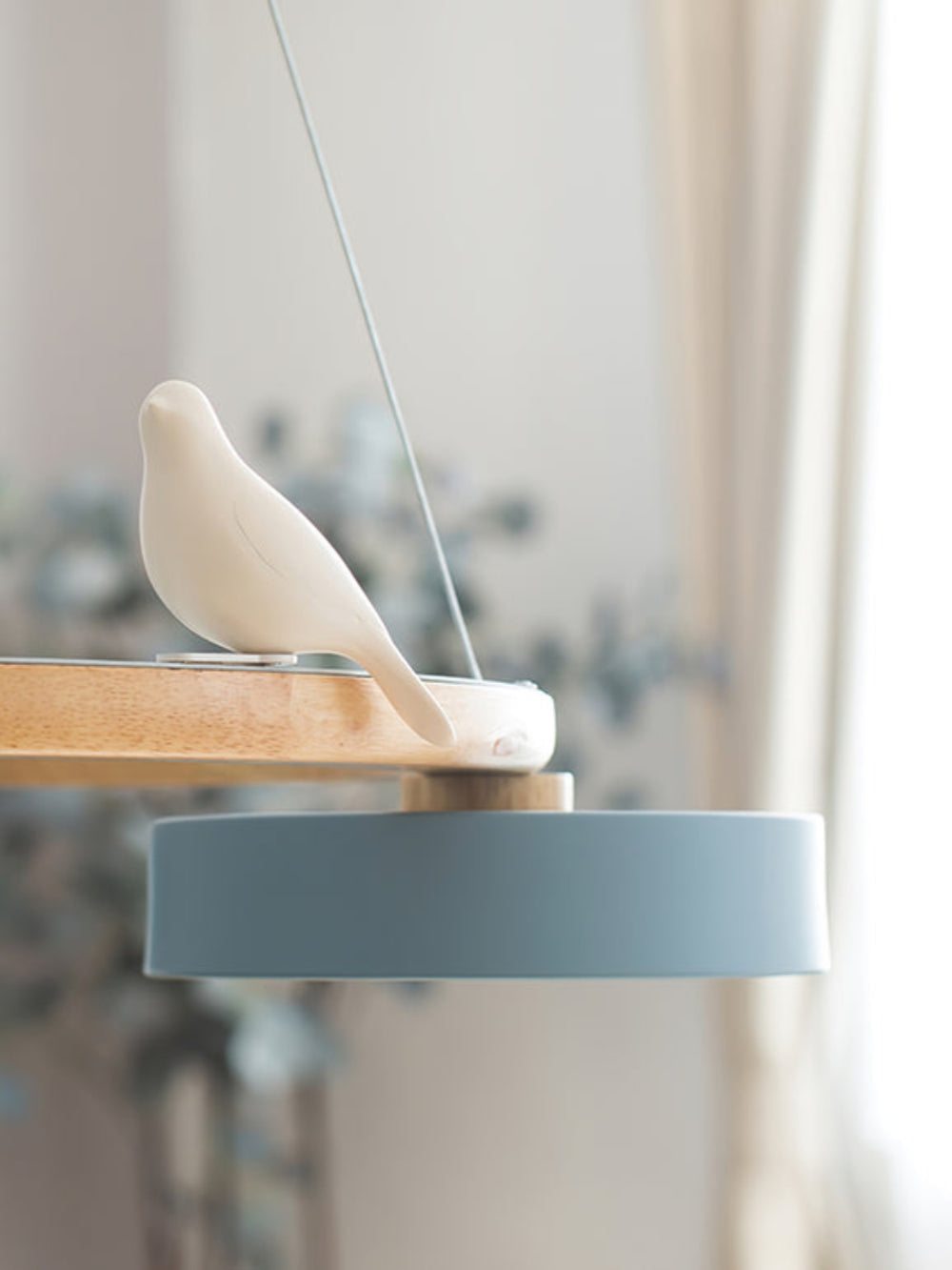 Moderne kreativ farverig lysekrone med cirkelformede fugle | Souliia