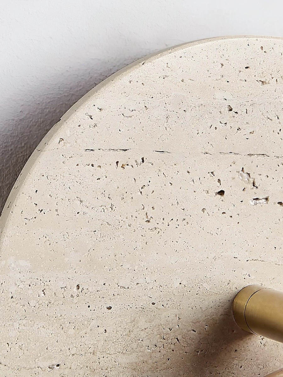Cylinderformet travertinvæglampe i wabi-sabi-stil til sengen med trækafbryder | Souliia