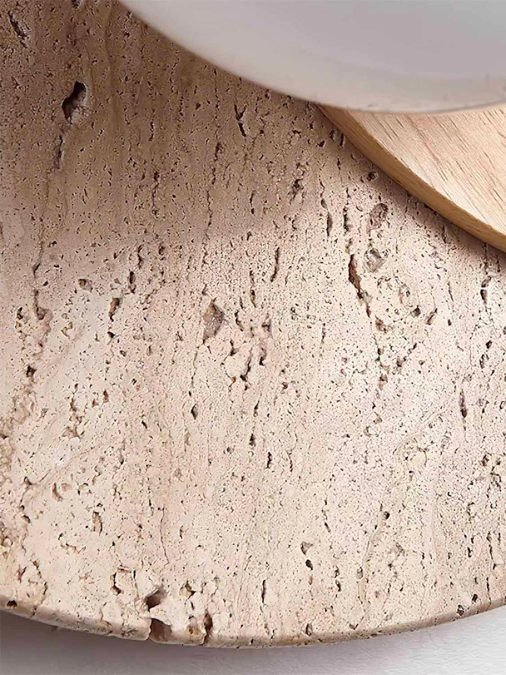 Rund væglampe i travertin og træ i wabi-sabi-stil | Souliia