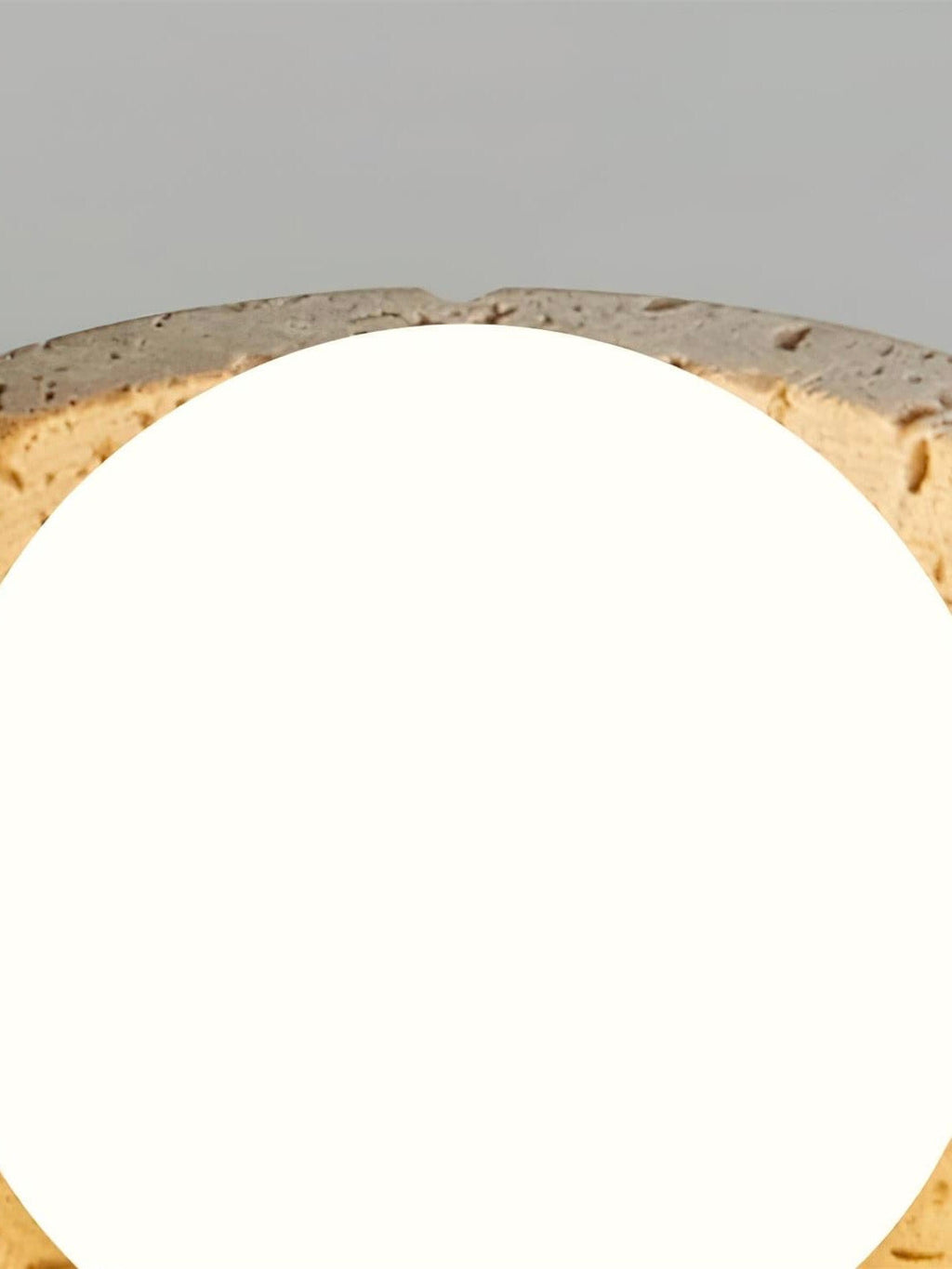 Kuppelformet loftslampe i travertin i wabi-sabi-stil til stuen | Souliia