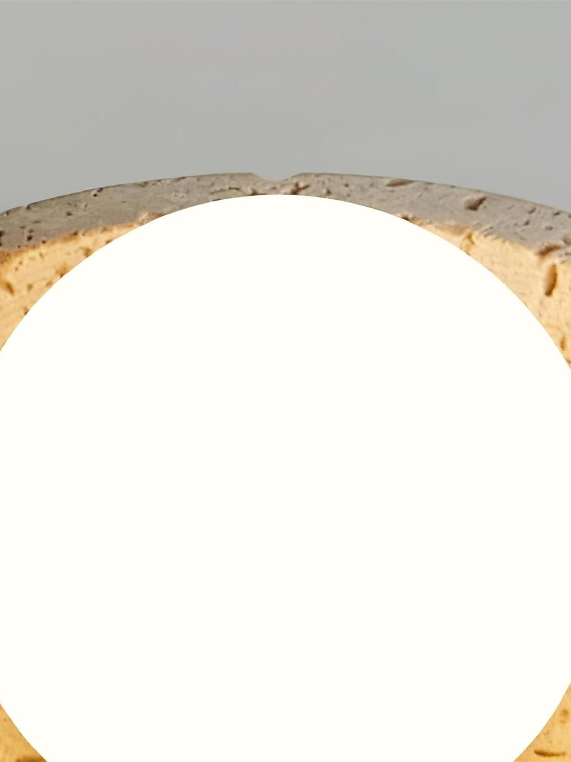 Kuppelformet loftslampe i travertin i wabi-sabi-stil til stuen | Souliia