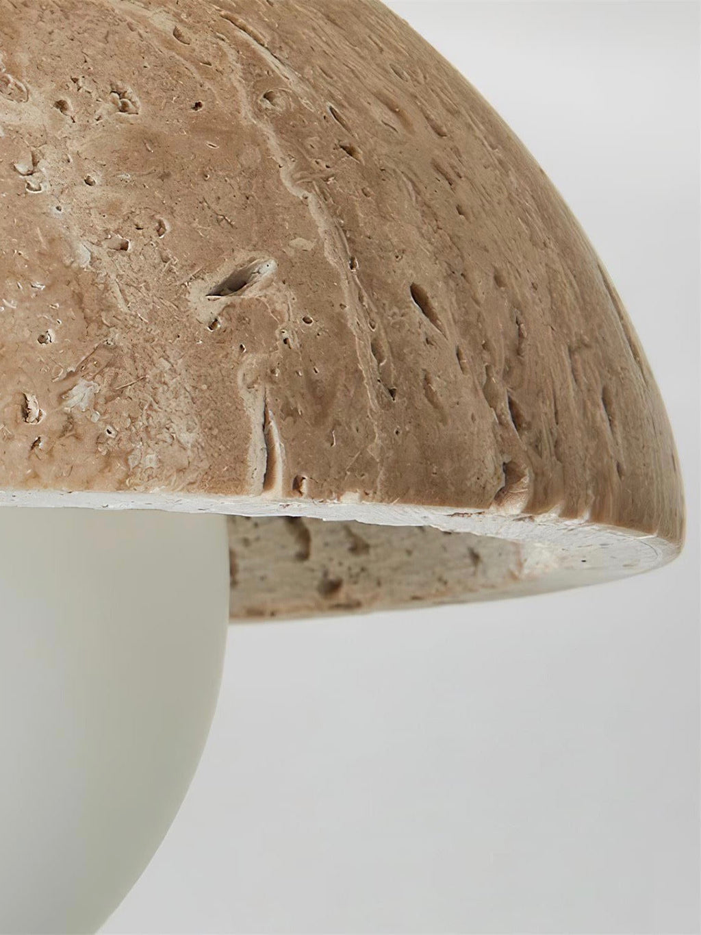 Kuppelformet loftslampe i travertin i wabi-sabi-stil til stuen | Souliia