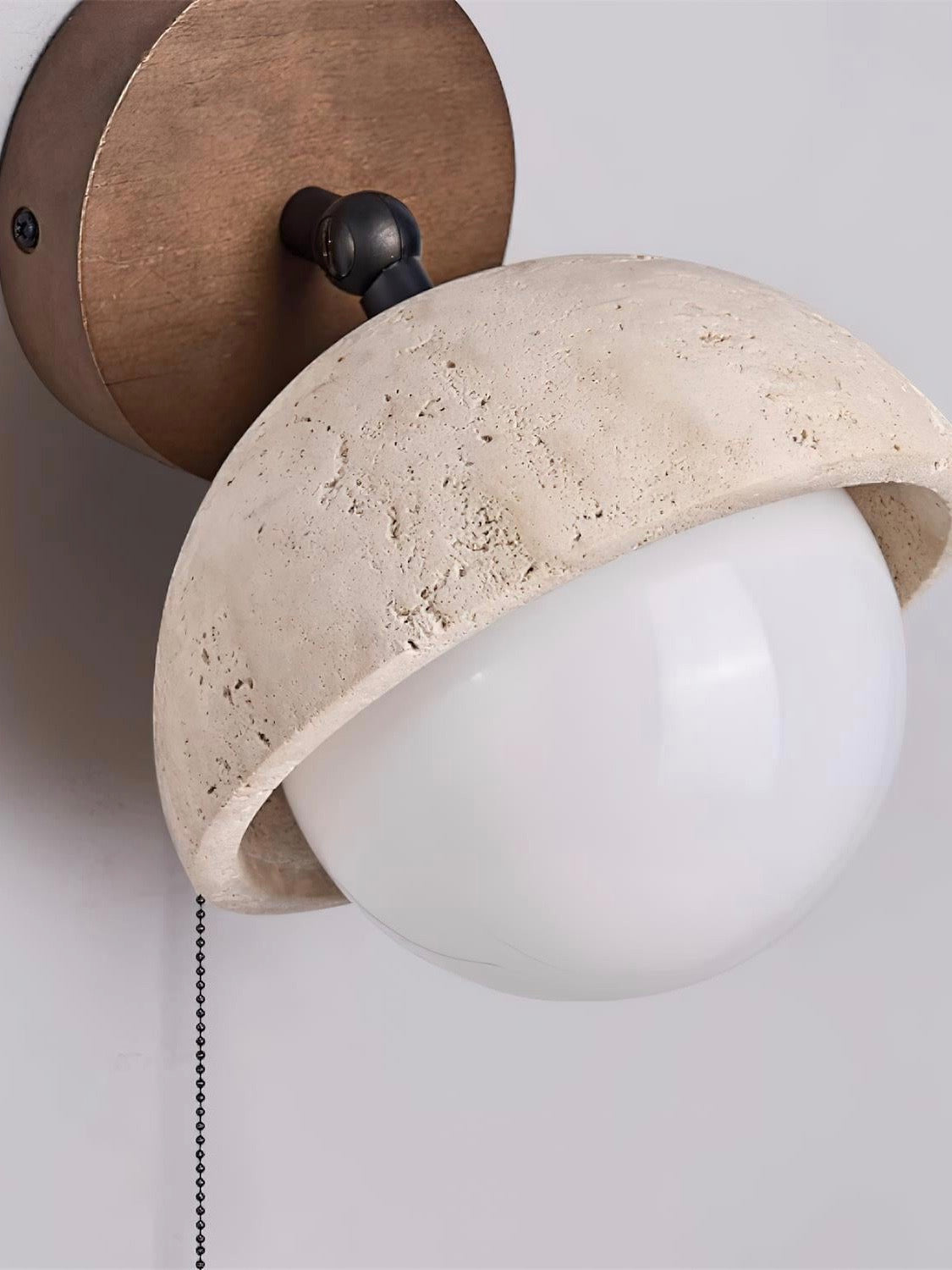 Halvkugleformet væglampe i travertin i wabi-sabi-stil | Souliia