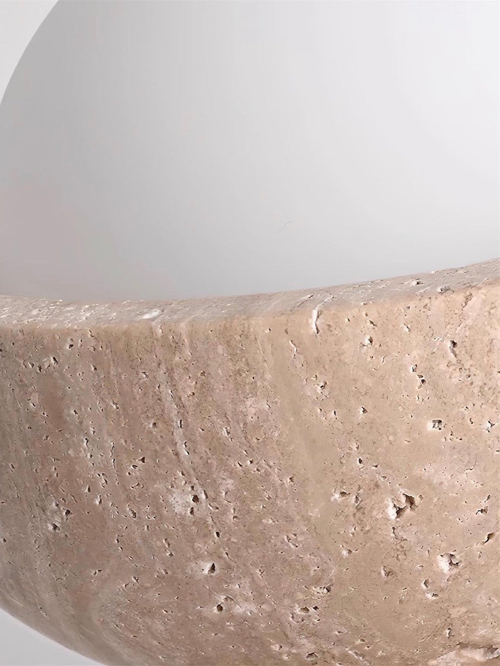 Kuppelformet loftslampe i travertin i wabi-sabi-stil til stuen | Souliia
