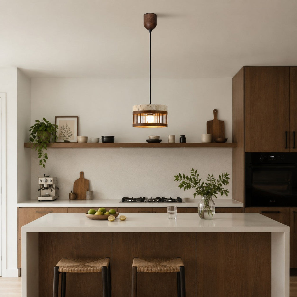 Vintage pendellampe i travertin og metal til spisestuen | Souliia
