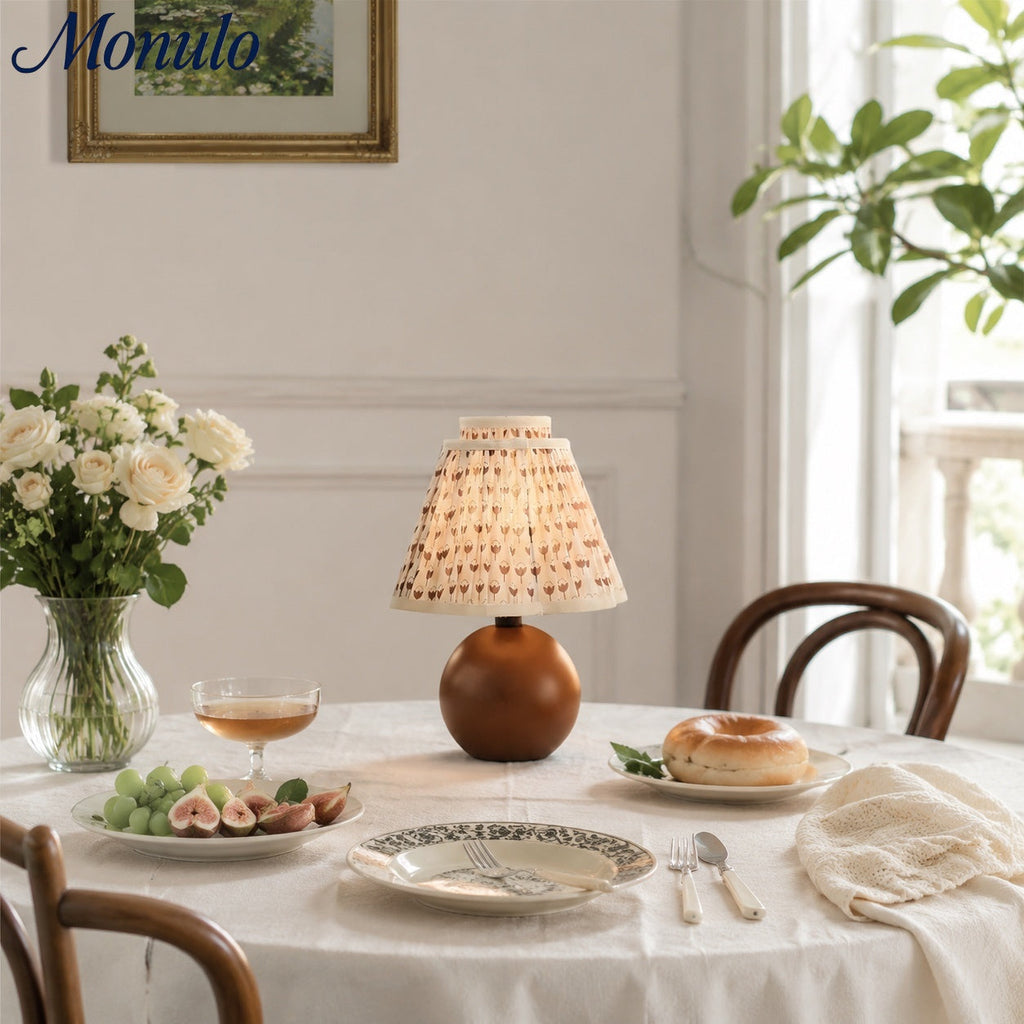 Solmire Blumen-Tischlampe - Plissierter Stoffschirm und Walnussholzfuß für Schlafzimmer und Leseecke | Souliia