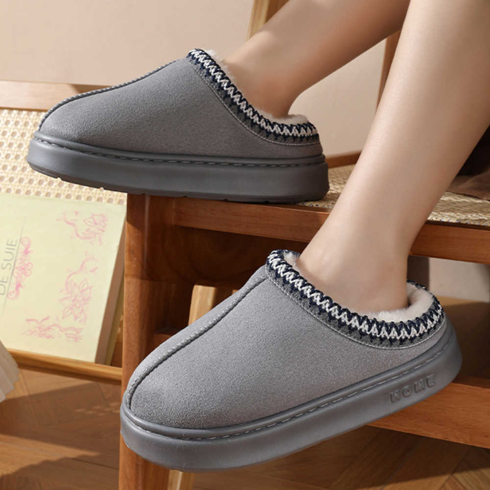 Fluffy hjemmesko med kunstpels og plateau — polstrede vinterslip-ons