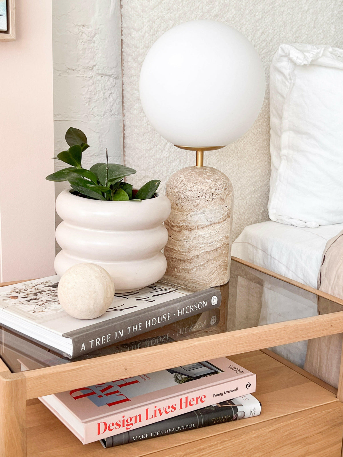 Moderne minimalistisk bordlampe med travertinfod og glaskugle M16 | Souliia