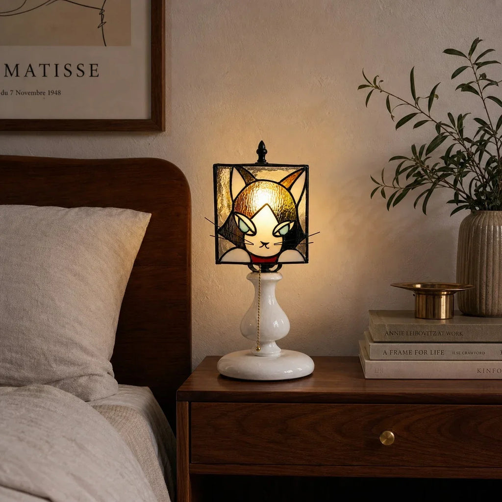 Finurlig bordlampe i farvet glas med kattemotiv | Souliia