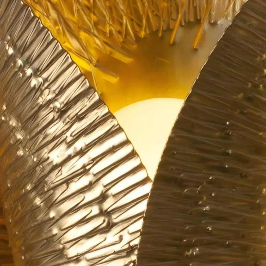 Strukturierte goldene Wandleuchte mit geschichtetem Metallschirm | Souliia