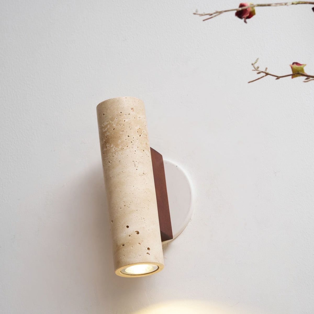 Moderne skulpturale Metallwandleuchte – Minimalistische Wandleuchte für Schlafzimmer, Wohnzimmer und Flur | Souliia