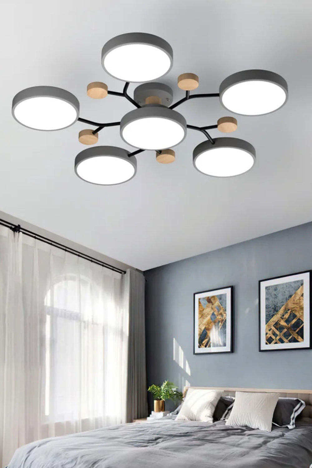 Loftlampe med flere hoveder, skiver og grene i Morandi-farver | Souliia