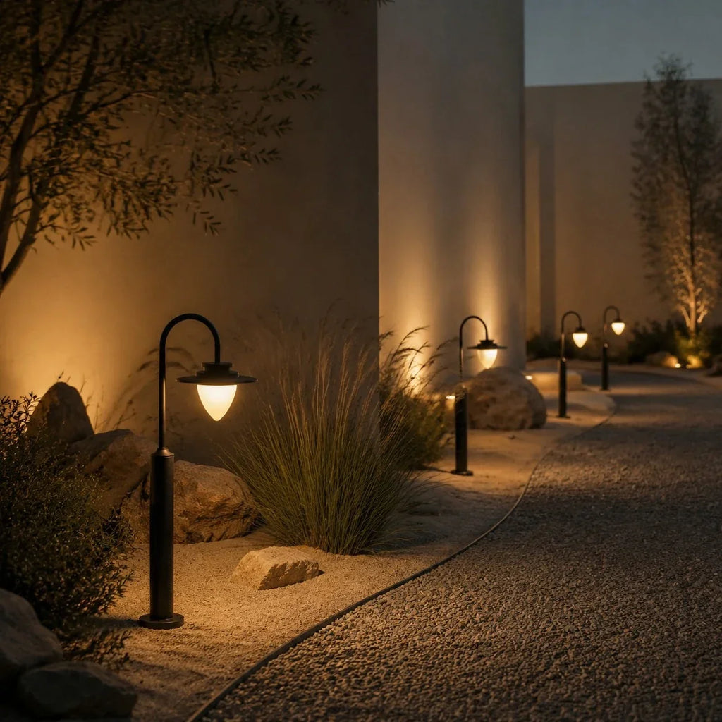 Lampada da giardino per esterni con attacco E27, lampada a paletto curva per vialetti, patii e bordure paesaggistiche | Souliia