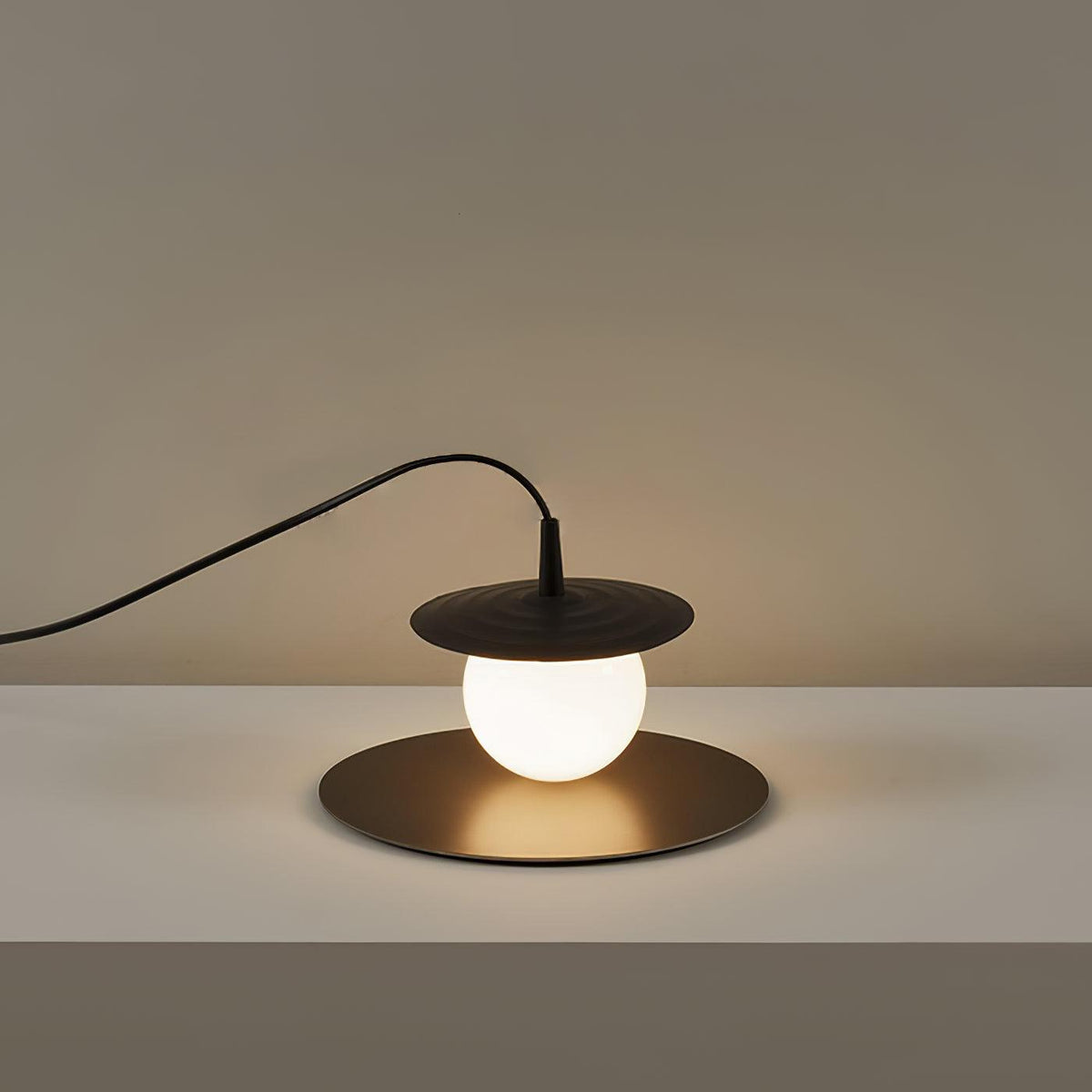 Moderne klassisk pladespiller-bordlampe M31 | Souliia