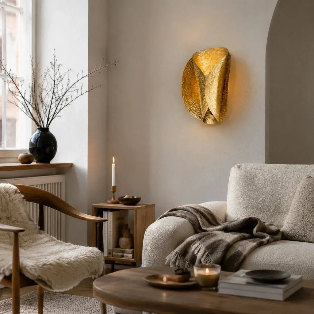 Strukturierte goldene Wandleuchte mit geschichtetem Metallschirm | Souliia