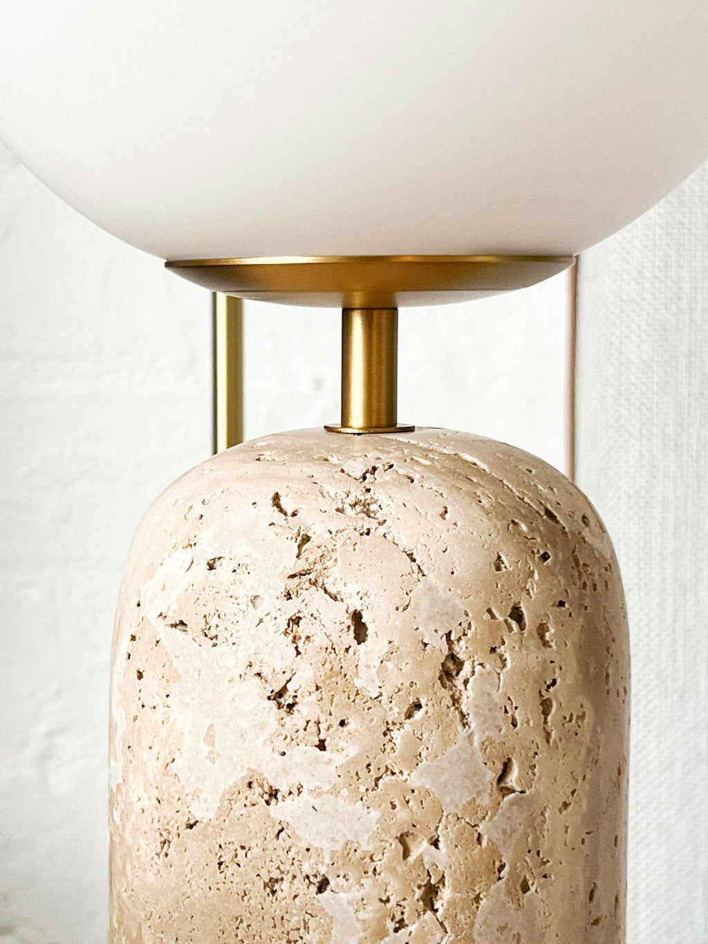 Moderne minimalistisk bordlampe med travertinfod og glaskugle M16 | Souliia