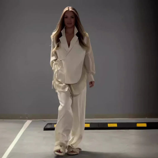 Ensemble raffiné incarnant l’élégance urbaine et le minimalisme contemporain