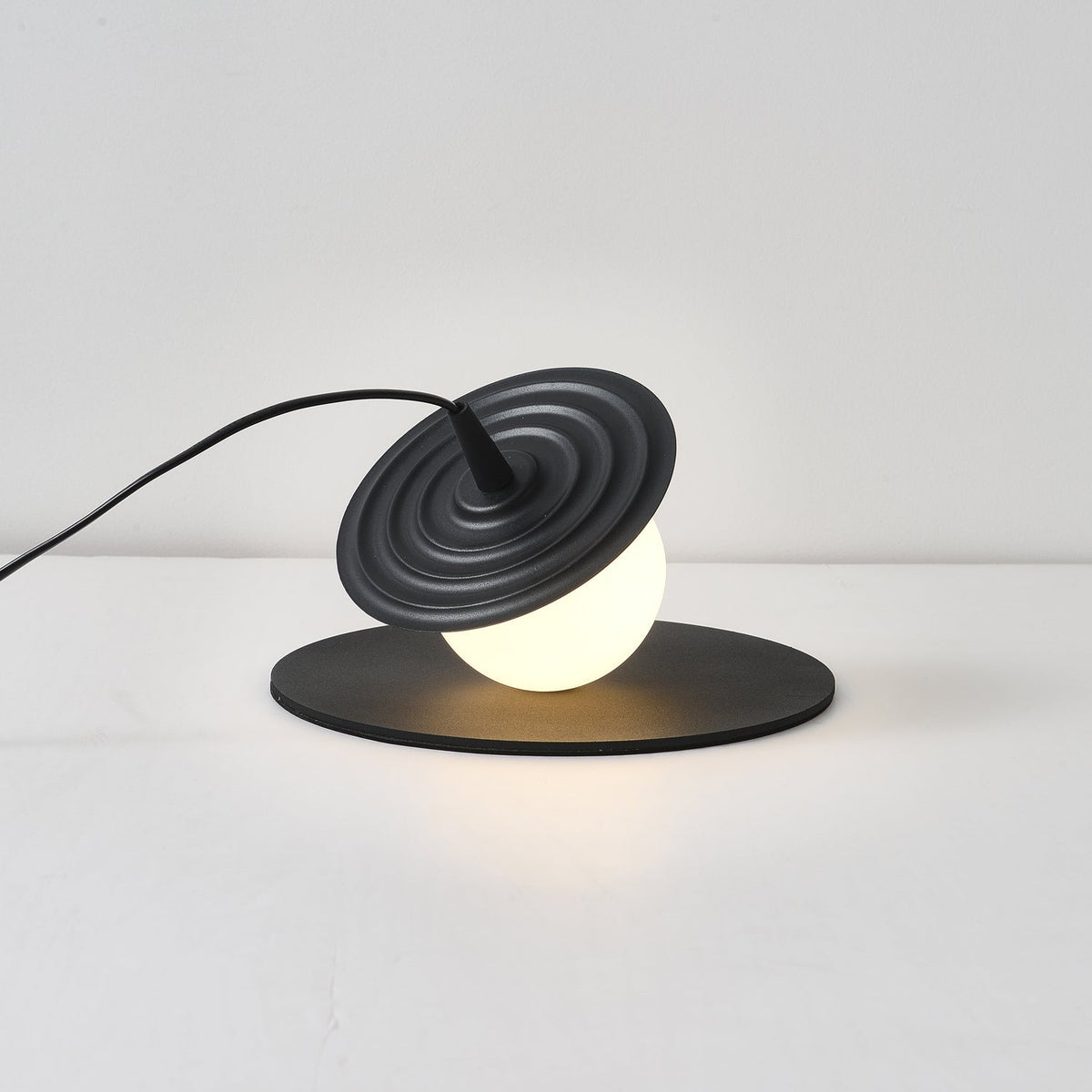 Moderne klassisk pladespiller-bordlampe M31 | Souliia