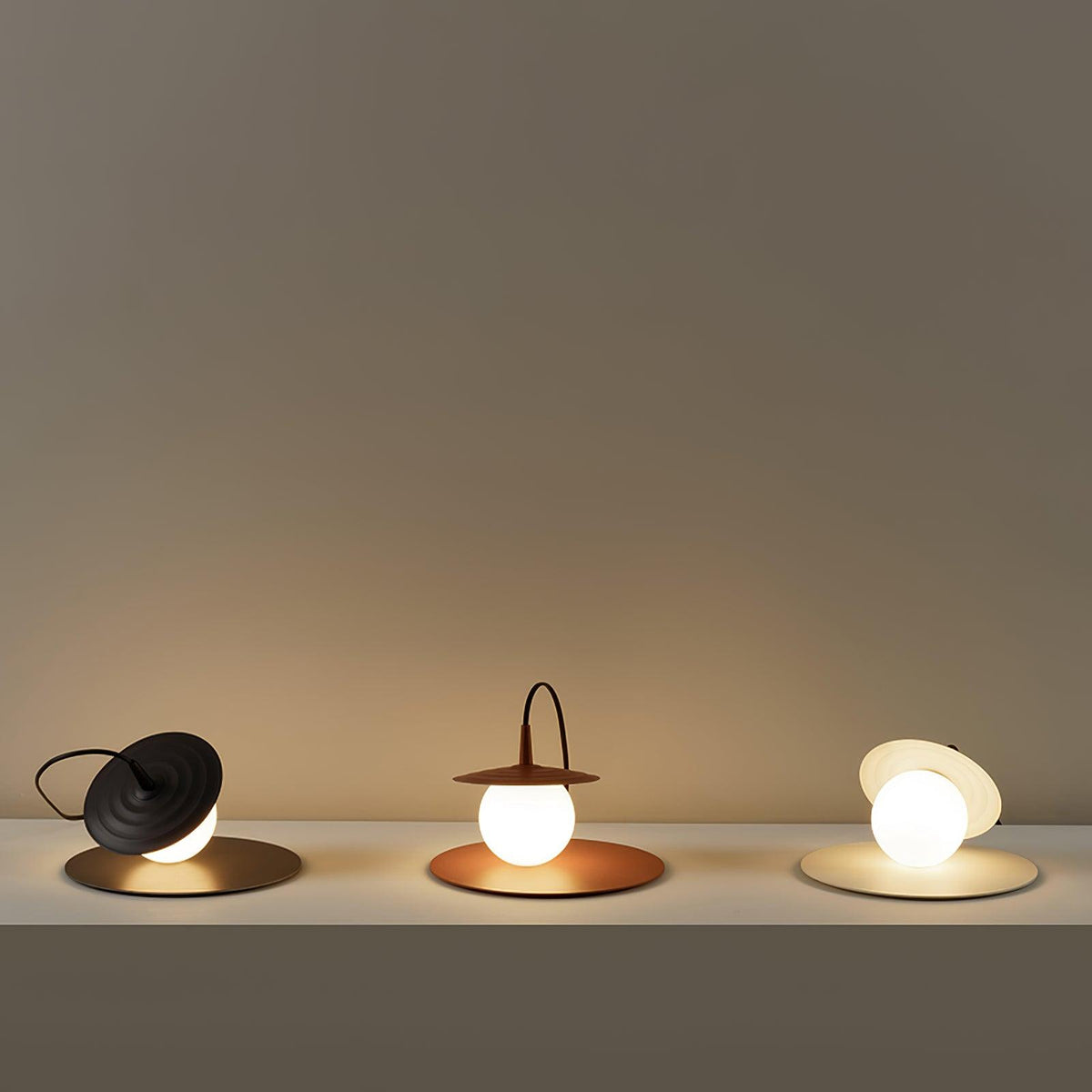 Moderne klassisk pladespiller-bordlampe M31 | Souliia