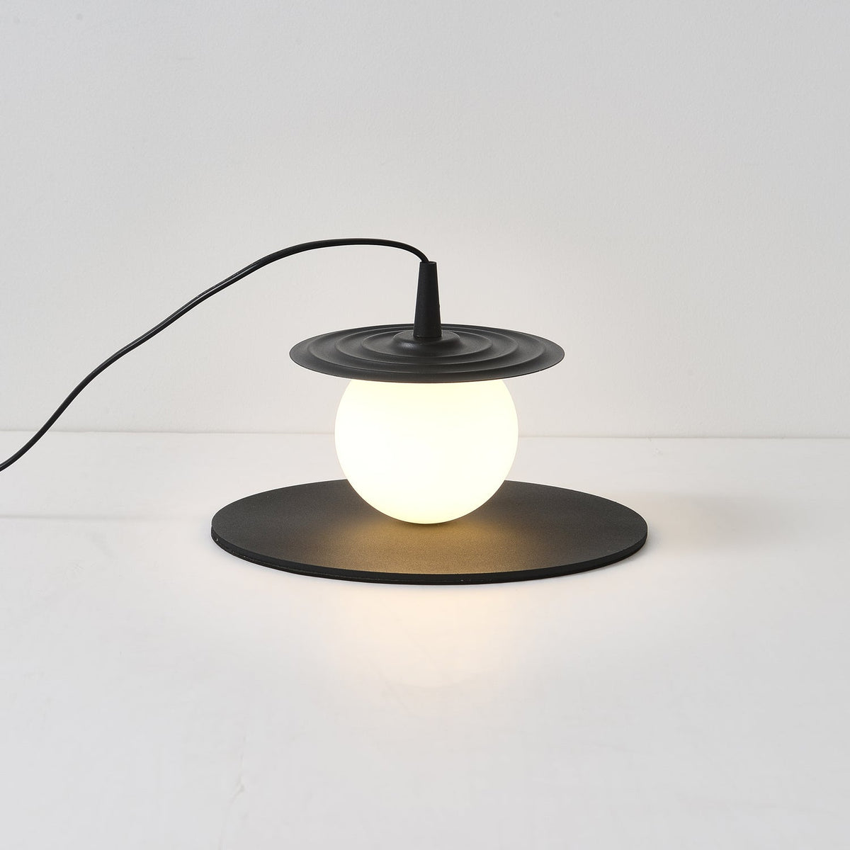 Moderne klassisk pladespiller-bordlampe M31 | Souliia