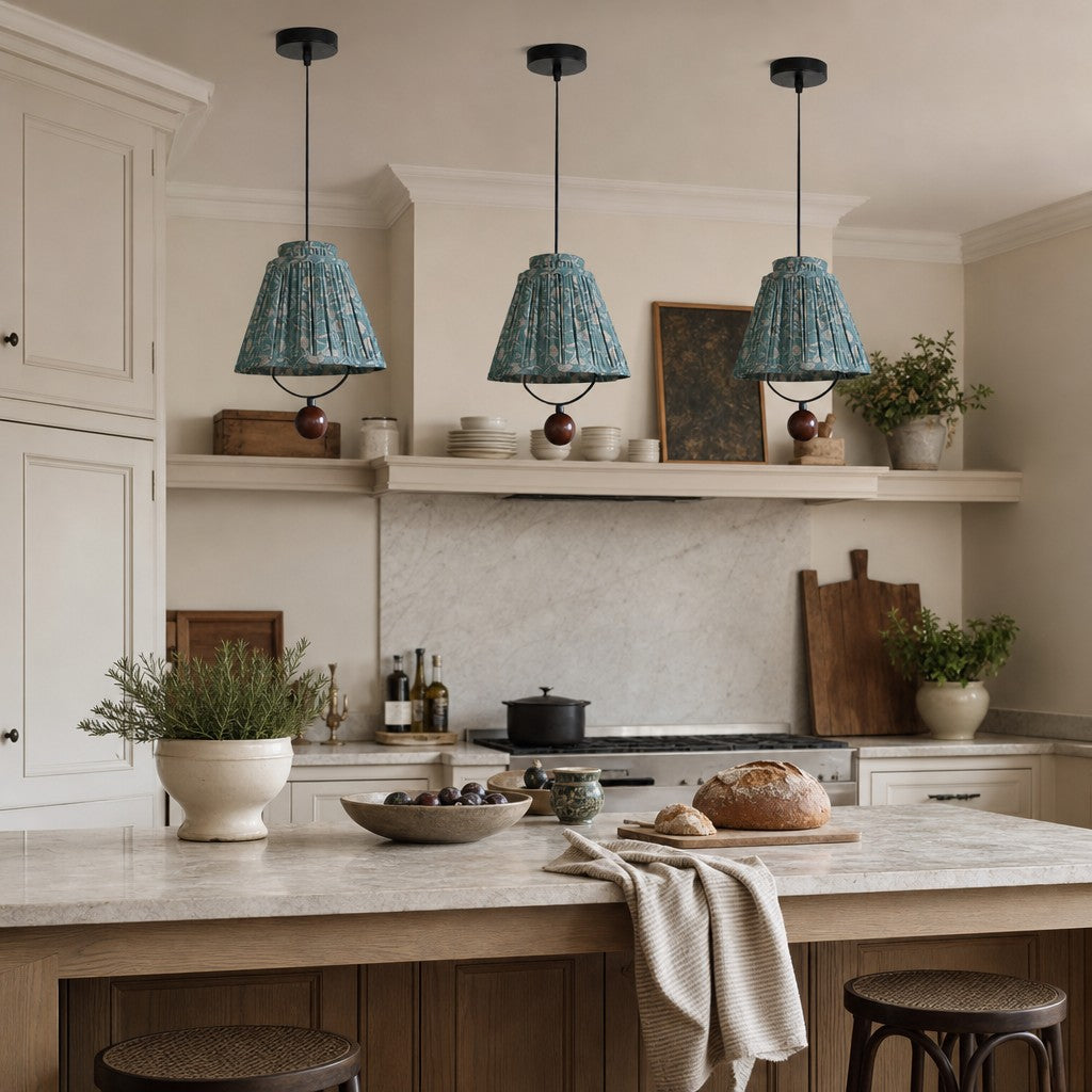 Solmire Stoff-Pendelleuchte - Blumenplissierter Schirm mit Holz- und Eisenakzenten für Esszimmer und Kücheninsel | Souliia