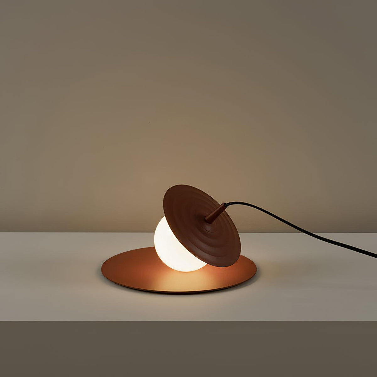 Moderne klassisk pladespiller-bordlampe M31 | Souliia