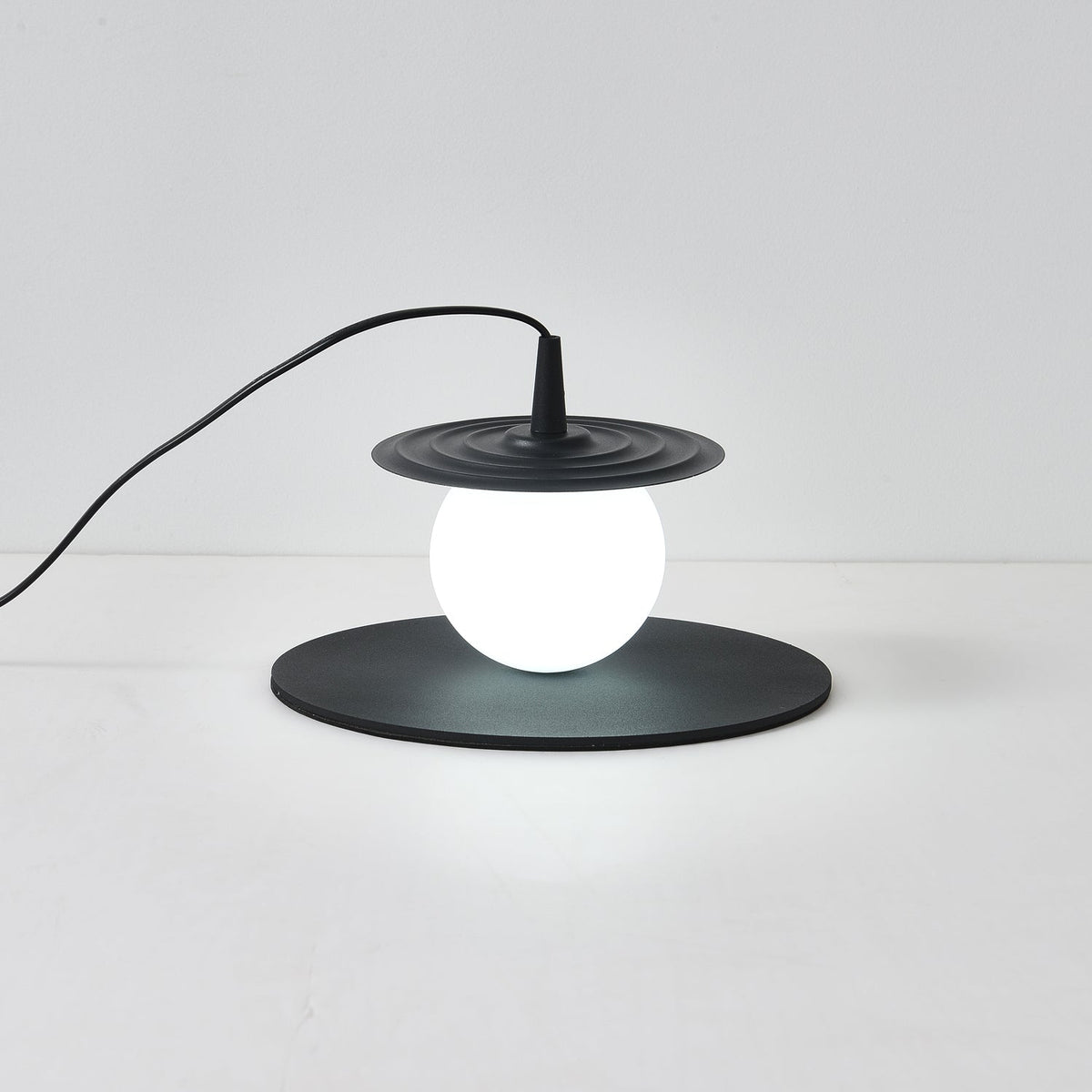 Moderne klassisk pladespiller-bordlampe M31 | Souliia