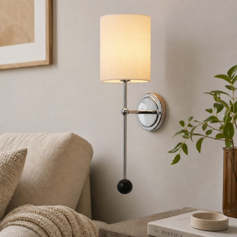 Solmire Plissierte Wandleuchte - Weißer Stoffschirm und Chrom-Metallrahmen für Schlafzimmer und Wohnzimmer | Souliia