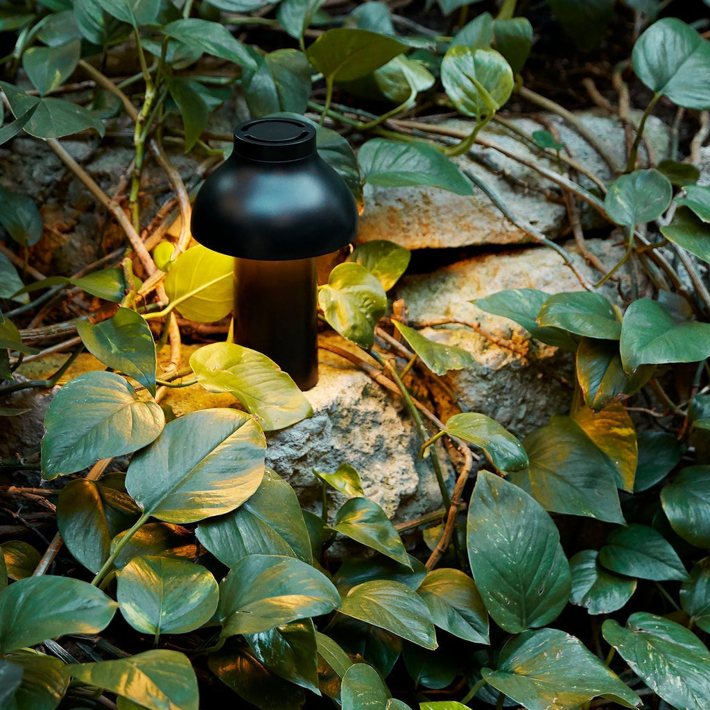 Moderní přenosná stolní lampa – minimalistické dobíjecí světlo pro použití v interiéru i exteriéru | Souliia