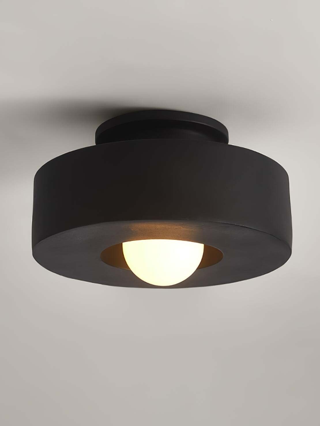 Resinova taklampa i harts – kraftig cylindrisk modern utanpåliggande armatur | Souliia
