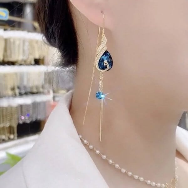 Shimmering Feather – Adds Regal Elegance to Any Outfit - Souliia