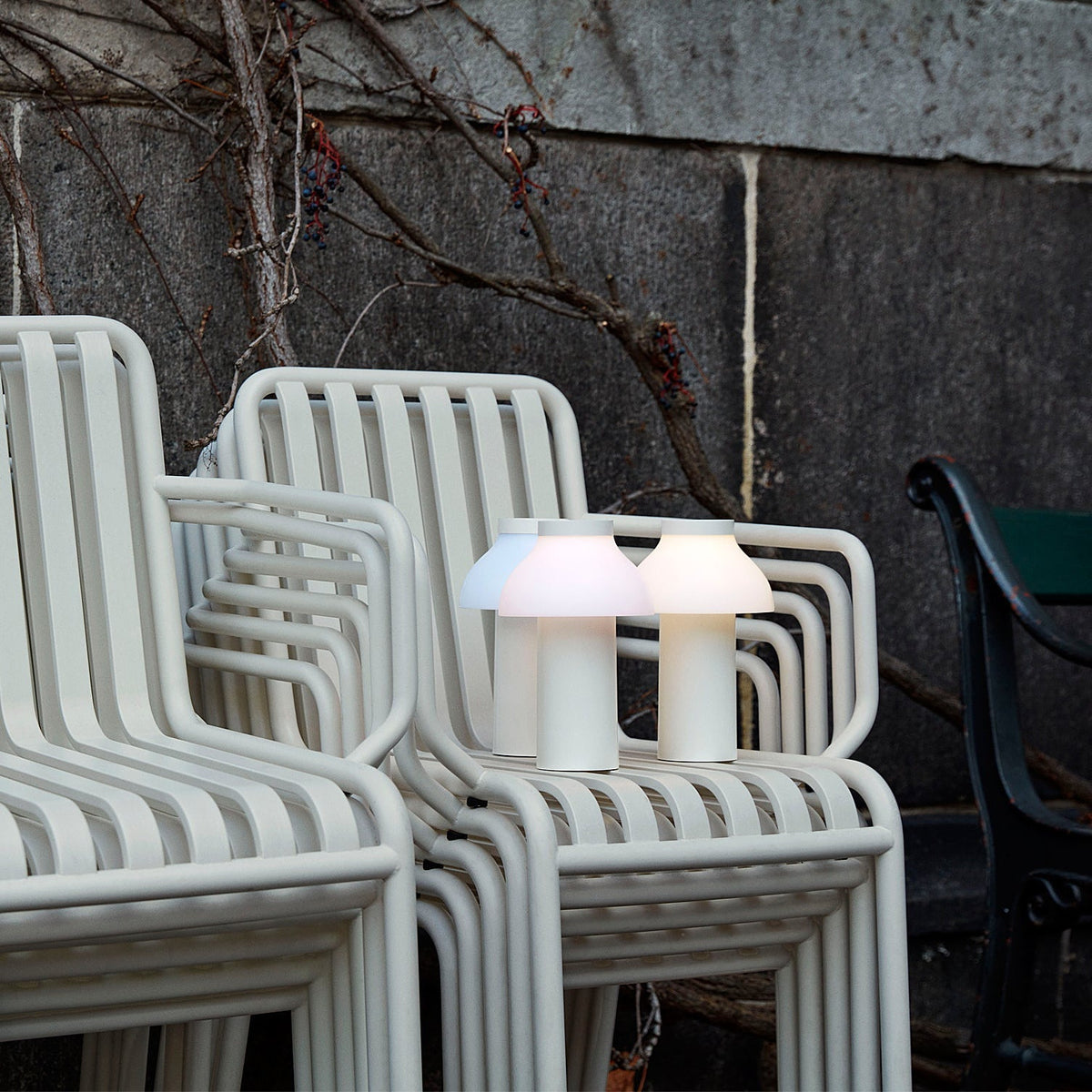 Moderní přenosná stolní lampa – minimalistické dobíjecí světlo pro použití v interiéru i exteriéru | Souliia