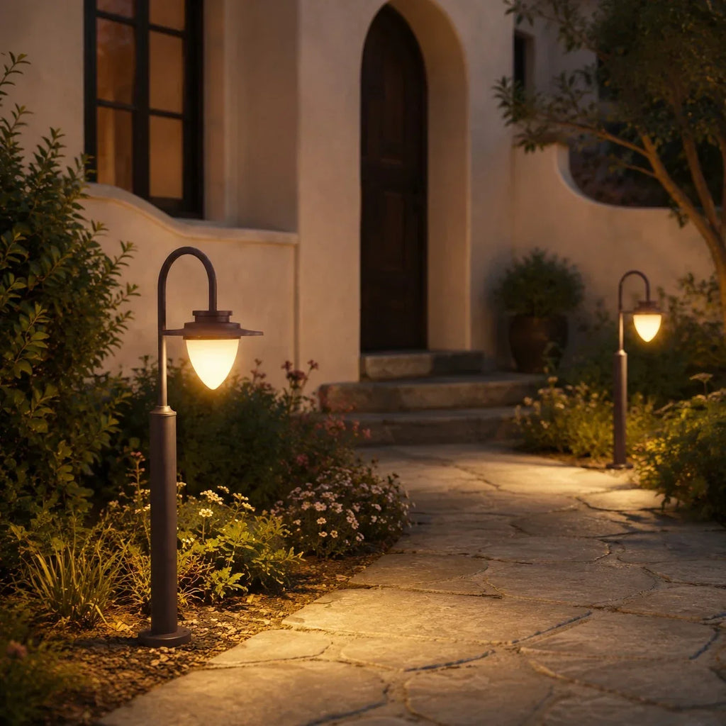 Lampada da giardino per esterni con attacco E27, lampada a paletto curva per vialetti, patii e bordure paesaggistiche | Souliia