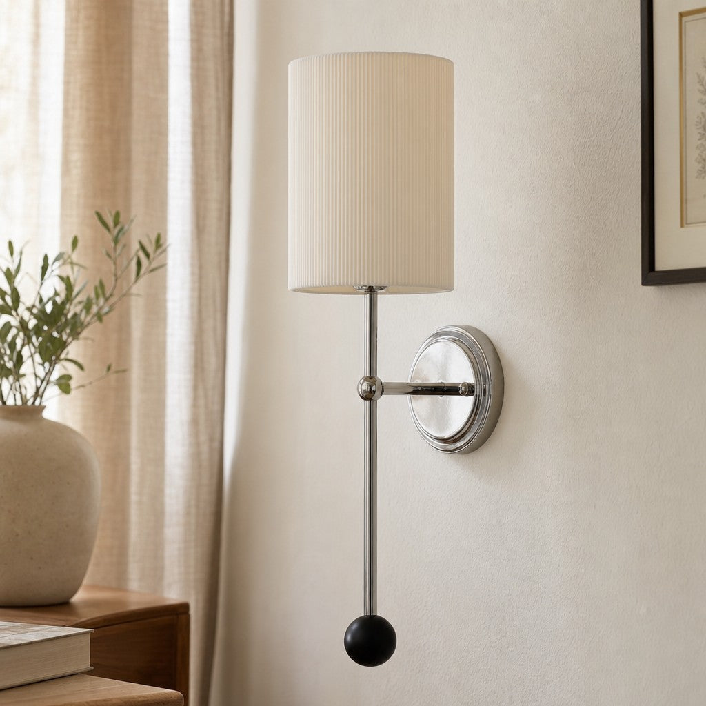 Solmire Plissierte Wandleuchte - Weißer Stoffschirm und Chrom-Metallrahmen für Schlafzimmer und Wohnzimmer | Souliia
