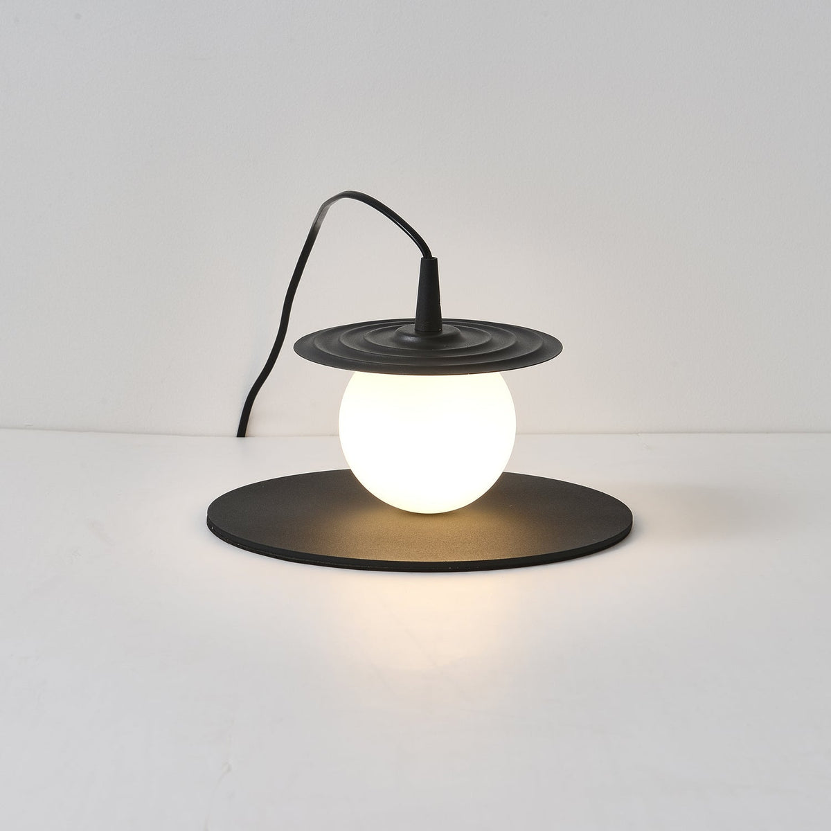 Moderne klassisk pladespiller-bordlampe M31 | Souliia