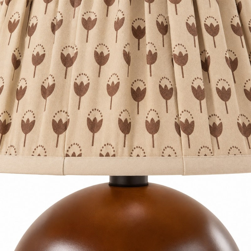 Solmire Blumen-Tischlampe - Plissierter Stoffschirm und Walnussholzfuß für Schlafzimmer und Leseecke | Souliia
