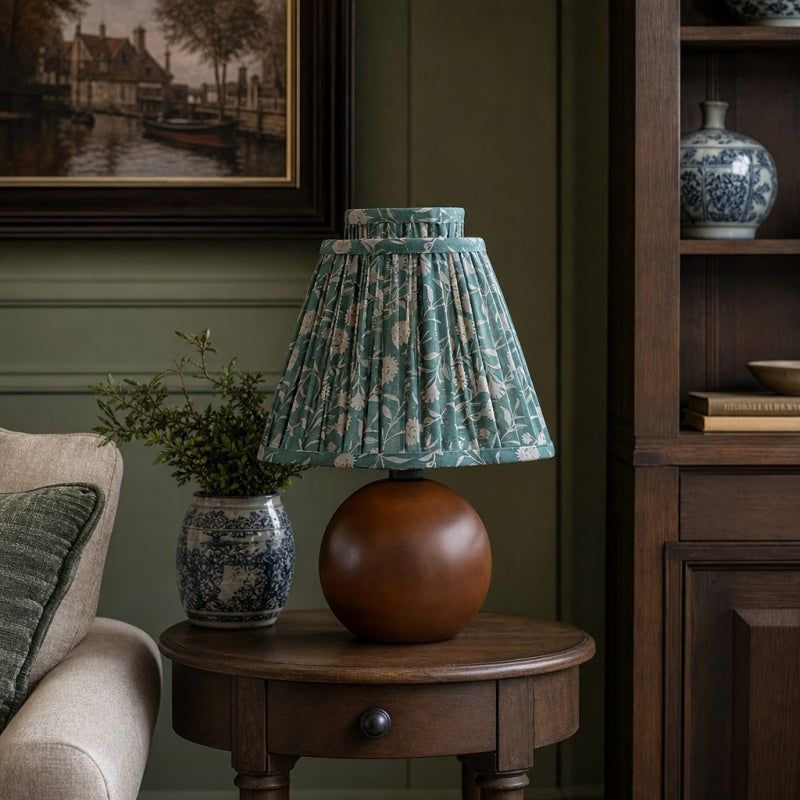 Solmire Blumen-Tischlampe - Plissierter Stoffschirm und Walnussholzfuß für Schlafzimmer und Leseecke | Souliia
