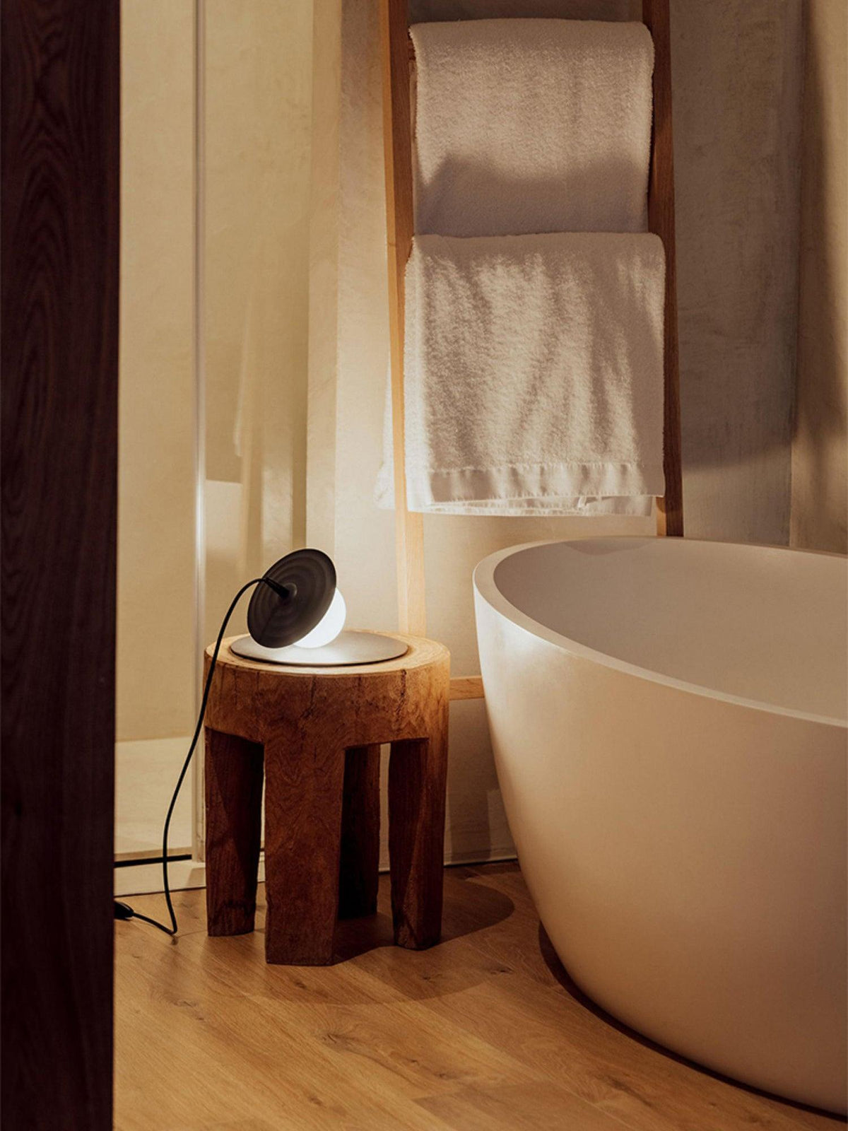 Moderne klassisk pladespiller-bordlampe M31 | Souliia