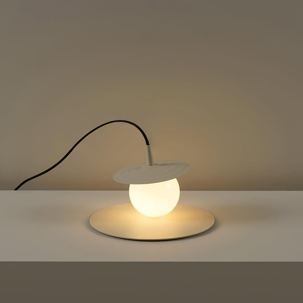 Moderne klassisk pladespiller-bordlampe M31 | Souliia