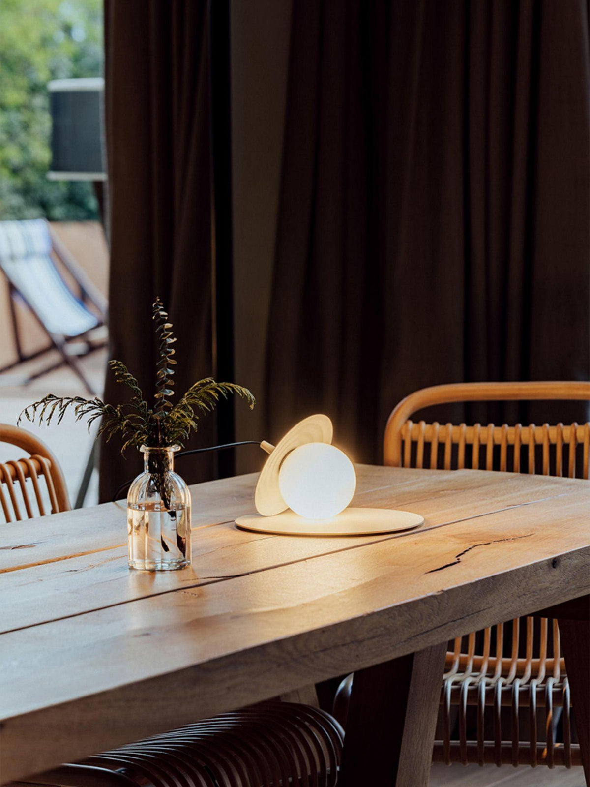 Moderne klassisk pladespiller-bordlampe M31 | Souliia