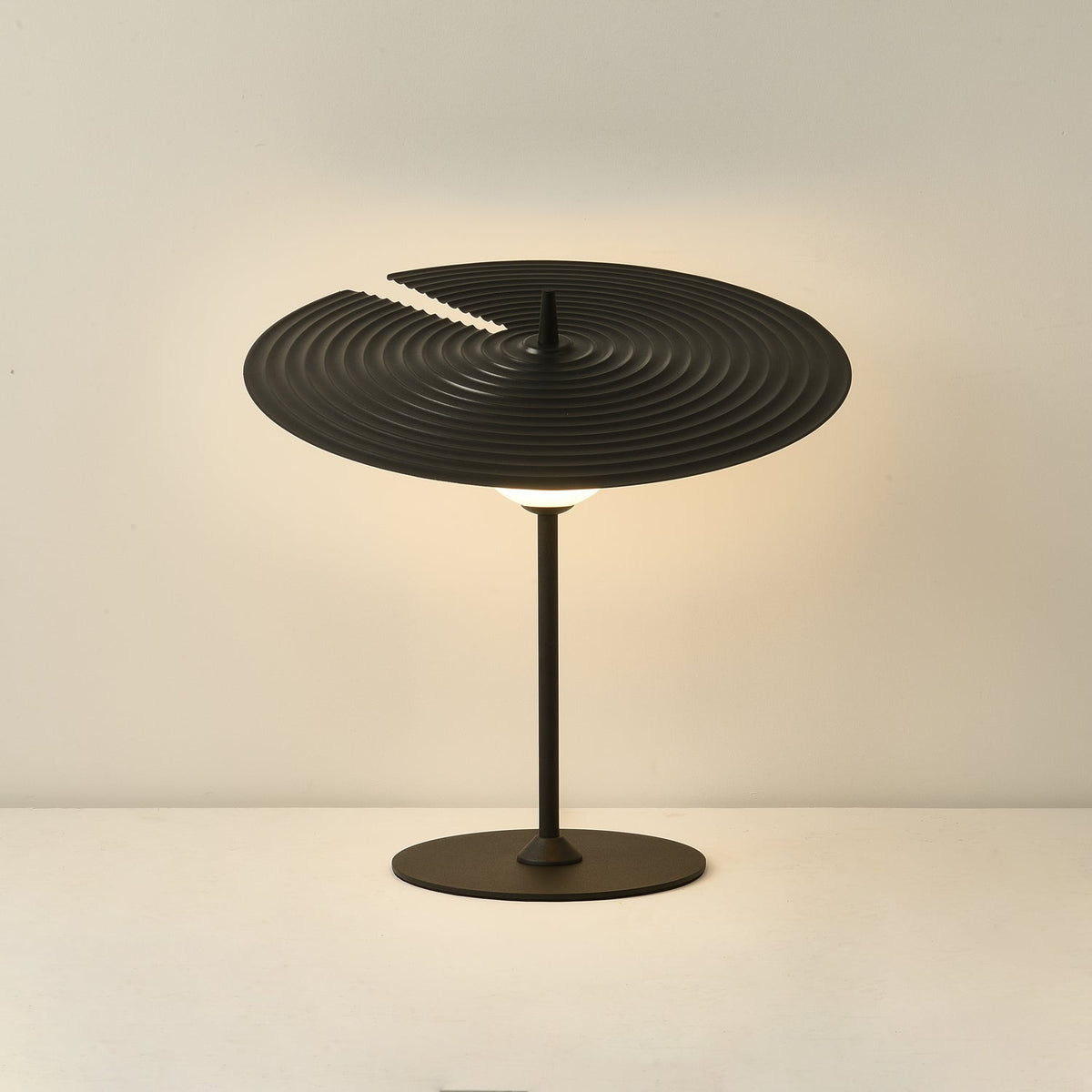 Moderne klassisk pladespiller-bordlampe M31 | Souliia