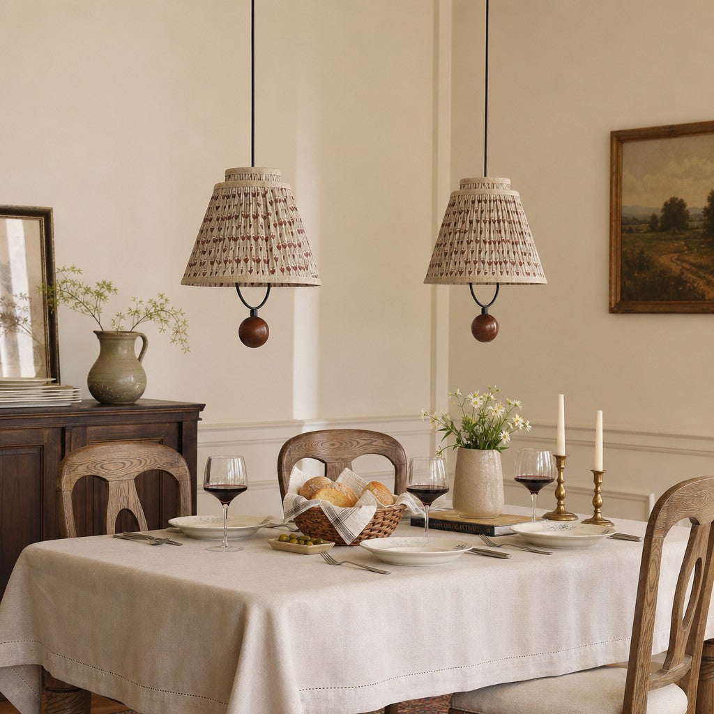 Solmire Stoff-Pendelleuchte - Blumenplissierter Schirm mit Holz- und Eisenakzenten für Esszimmer und Kücheninsel | Souliia
