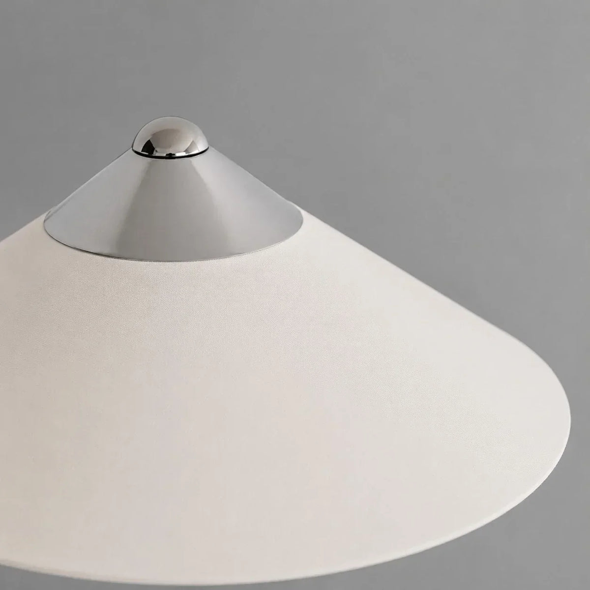 Minimalistisk bordlampe med snedækket bjergmotiv | Souliia