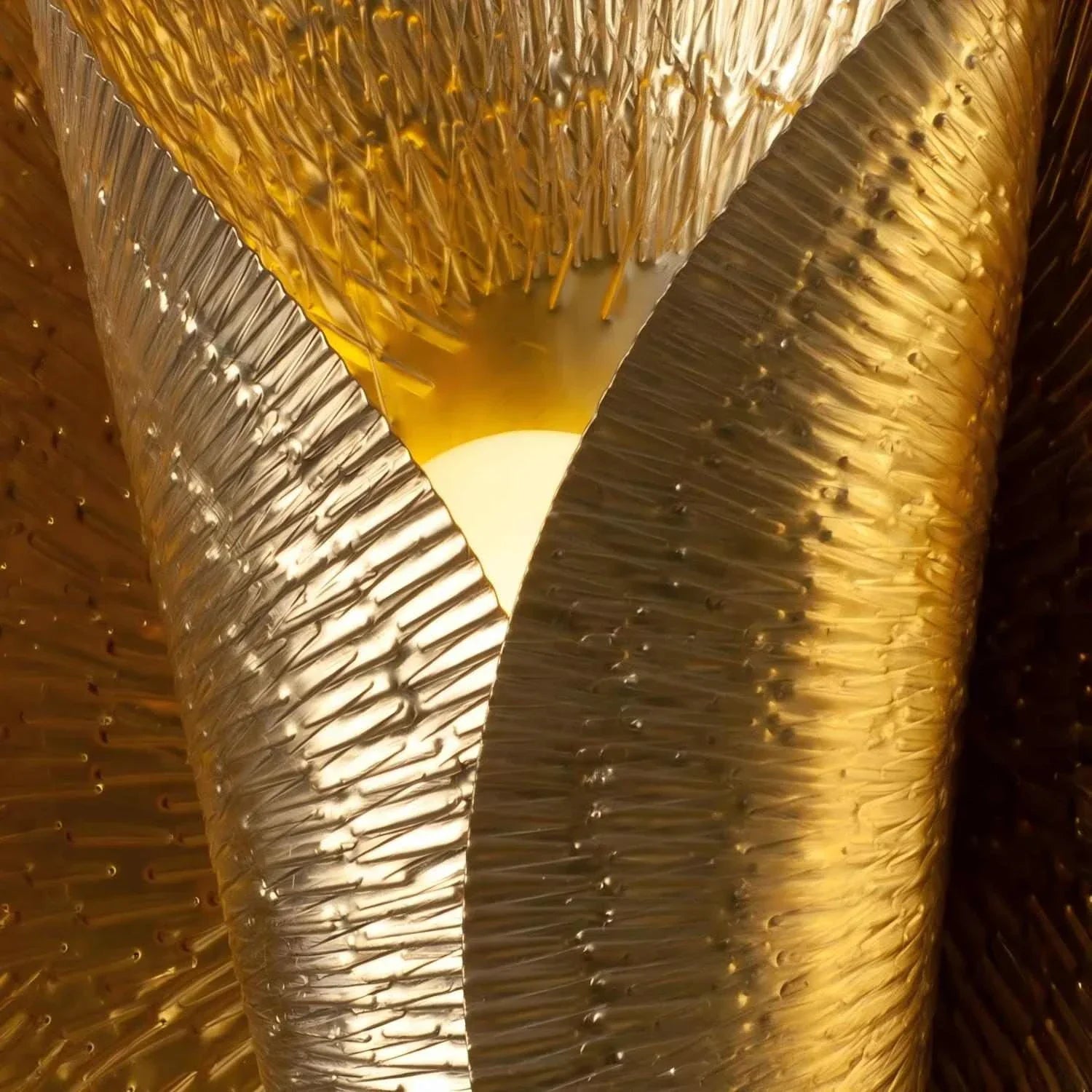 Strukturierte goldene Wandleuchte mit geschichtetem Metallschirm | Souliia