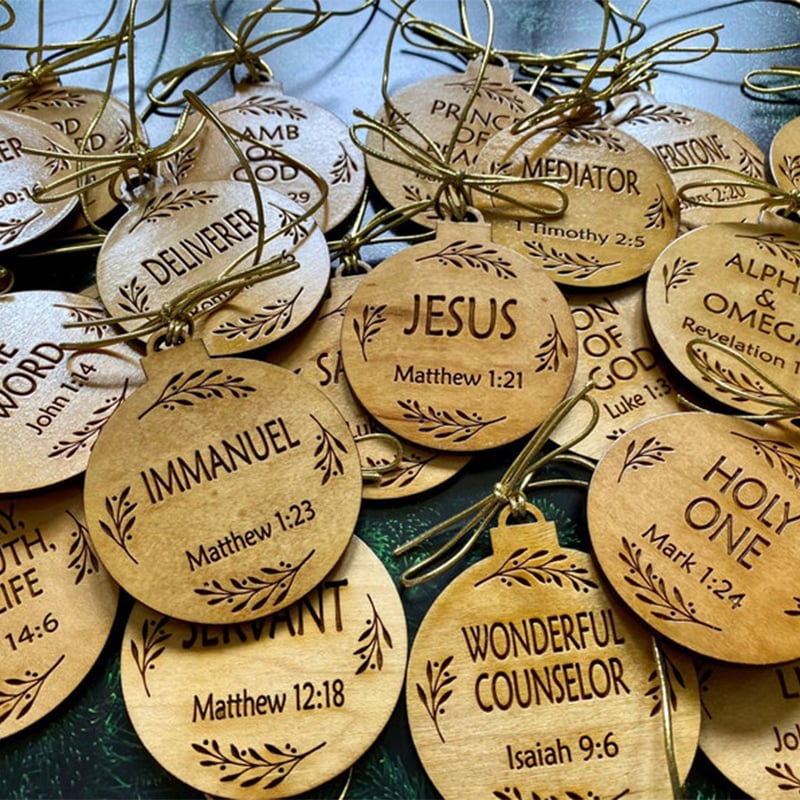 Decorațiuni de Advent cu Isus — ornamente de Crăciun suspendate cu nume biblice